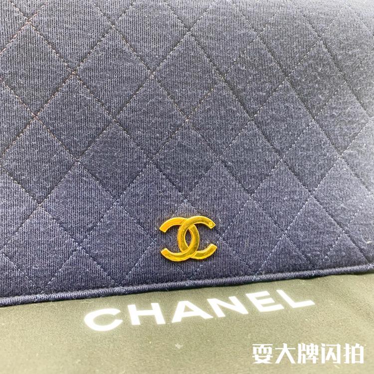 Chanel香奈儿 蓝宝石Vintage布面金扣翻盖链条包 Chanel 香奈儿蓝宝石Vintage布面金扣翻盖链条包，包身挺阔有型，布面很好打理，经典百搭凹造型，可单肩斜挎多种背法，现货好价带走啦，尺寸：24*15cm